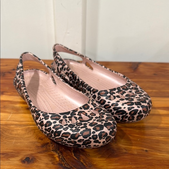 Crocs Malindi Leopard Print Slingback Sandals - Picture 1 of 8